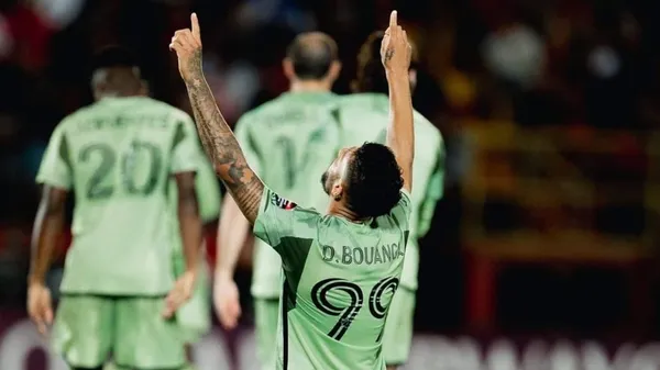 Denis Bouanga anotó triplete este jueves ante Alajuelense (LAFC)
