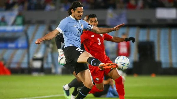 Edinson Cavani define con la meta vacía ante la desesperada marca de Roderick Miller. (