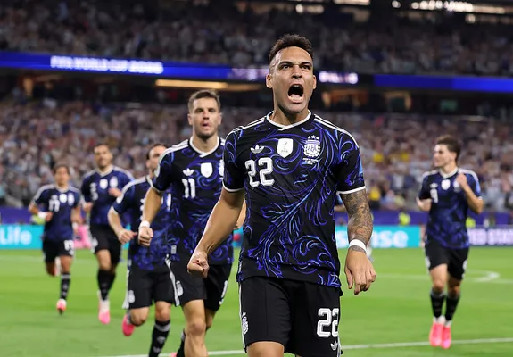 Lautaro Martínez espera su oportunidad en el banco de suplentes (Getty Images).