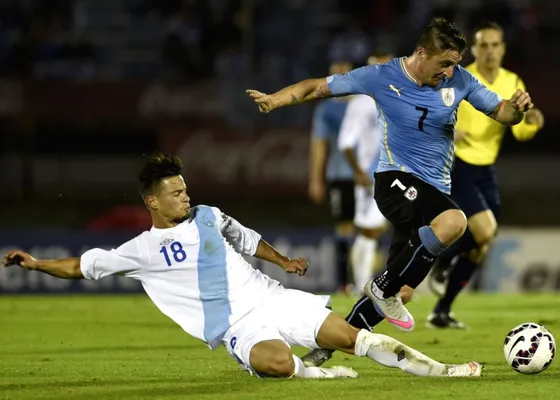 Stefano Cincotta se barra para intentar quitarle la bola al "Cebolla" Rodríguez. (