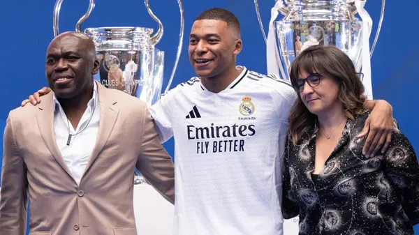 Mbappé junto a sus padres el día que fue presentado en Real Madrid. (Getty Images)