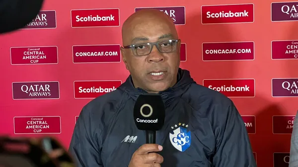 Mauricio Wight en rueda de prensa con su último equipo, Cartaginés. (