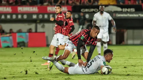 Jeison Lucumí no jugó bien contra Sporting, pero aún así es de los futbolistas de Alajuelense que intenta algo diferente cuando la bola pasa por sus pies. (