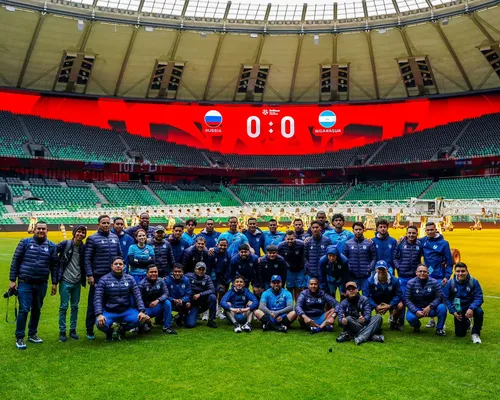 La delegación de Nicaragua, posando para la foto en el estadio de Krasnodar. (Créditos: FENIFUT)
