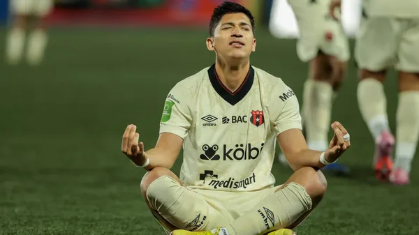 Ángel Zaldívar, celebrando su primer doblete con Alajuelense ante Guadalupe. (