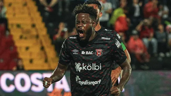 Góndola tras su gol (Alajuelense)