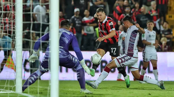 Douglas Sequeira fue una de las figuras de Saprissa en el último Clásico Nacional con Alajuelense. (