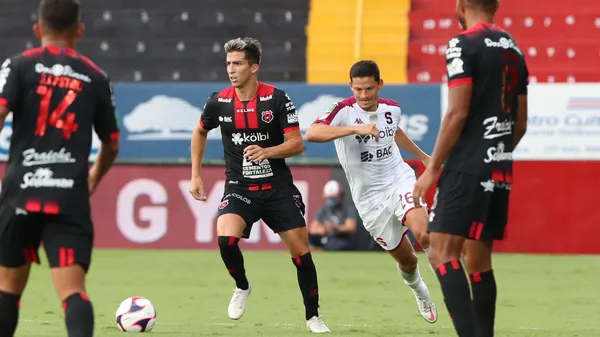 Yurguin Román en acción durante un clásico nacional. (