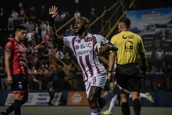 Javon East descontó para los morados (Saprissa).