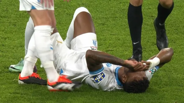 Murillo antes de abandonar el terreno de juego 