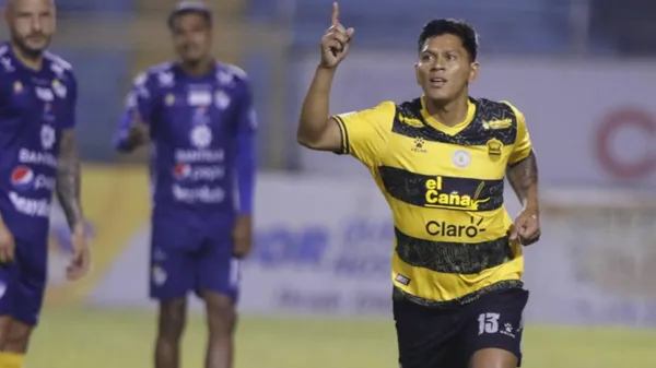 Brayan Moya festeja su gol - El Heraldo