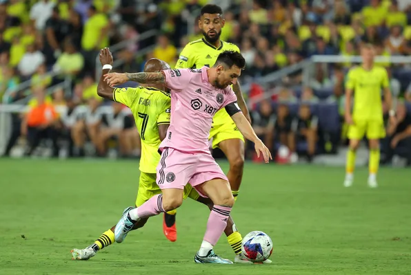 Ante la atenta mirada del panameño Aníbal Godoy, Messi deja en el camino a Picault durante la final de la Lagues Cup. (