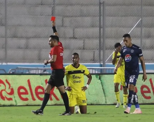 Daniel Aparicio se sintió perjudicado por Saíd Martínez. (
