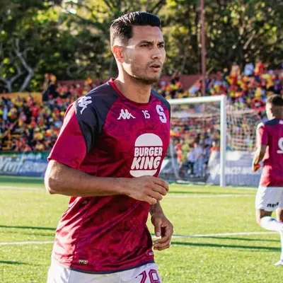 Deyver Vega se aleja de Tibás (Saprissa). 