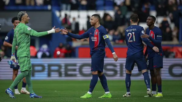 Keylor se saluda con Kylian Mbappé tras el empate frente a Stade Reims. (