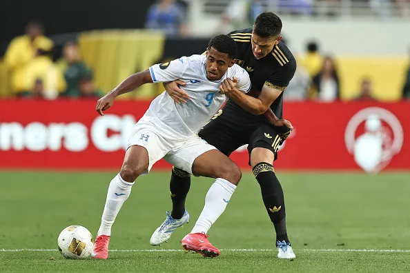 SANTA CLARA, CALIFORNIA - JULY 2: Antonio Lozano #9 of Honduras battles for the ball with Cesar Montes #3 of Mexico during the Gold Cup Semi Finals match between Mexico and Honduras at Levi's Stadium on July 2, 2025 in Santa Clara, California. (Photo by Omar Vega/Getty Images)