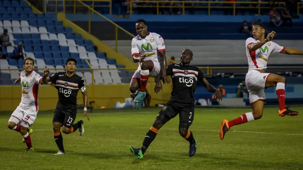 Águila y Real Estelí en acción el 2 de agosto de 2017, en el Cuscatlán. (