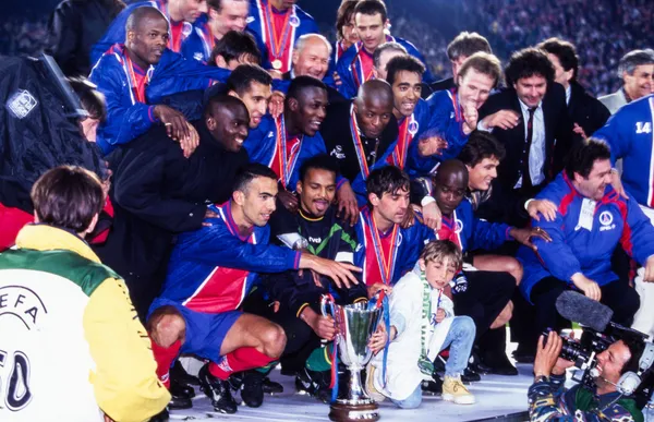 PSG de Julio Dely al coronarse campeón de la Recopa de Europa (