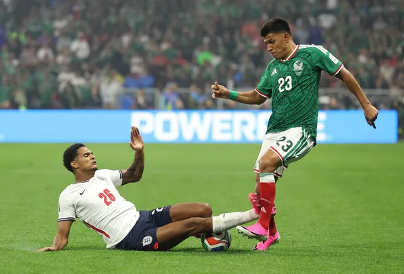 Jarell Quansah vio la roja por esta patada. (Getty Images)