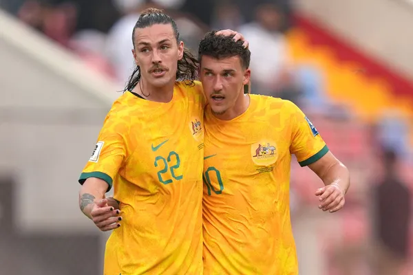 Jackson Irvine (izquierda), jugador del St. Pauli en la Bundesliga, es una de las figuras de Australia (Getty Images)