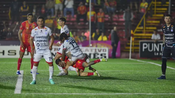 El agarrón entre McDonald y Faerron, con el que este último quiso sacar un penal a favor de Herediano. (