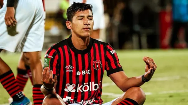Ángel Zaldívar se iría de Alajuelense. (