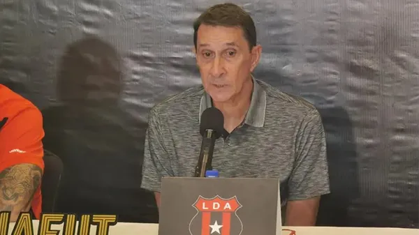 Alexandre Guimarães contó que rechazó tres ofertas para quedarse en Alajuelense.