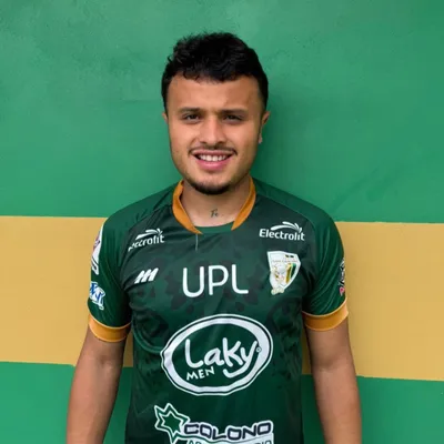 Alemán posa con la camiseta de su nuevo club.
