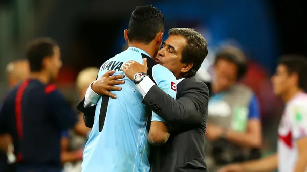 Una foto que ahora parece imposible: Pinto abrazando a Keylor. Fue después de la eliminación ante Países Bajos, el 5 de julio de 2014. (