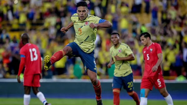 Radamel Falcao celebra su gol en el último Panamá-Colombia. En el fondo, Adolfo Machado y Jan Vargas, resignados. (