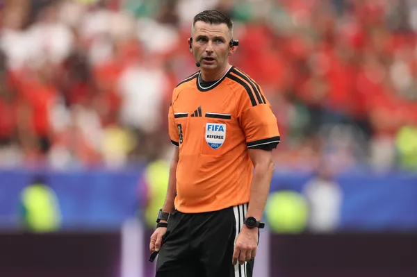 Michael Oliver es uno de los dos árbitros ingleses que no pueden dirigir a Argentina. (Getty Images)