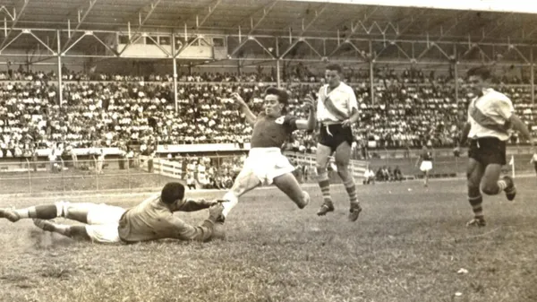 Francisco "Cholo" Campos se lanza a los pies del delantero saprissista Giovanni Hernández, en 1957. (Créditos: José Antonio Pastor para el "Buzón de Rodrigio")