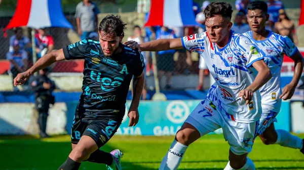 Mauricio Cerritos sigue de cerca a Óscar Rodríguez en el Estadio Sergio Torres Rivera. (