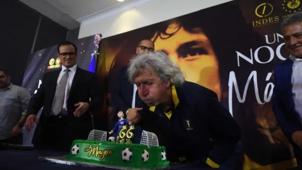 El "Mágico", celebrando sus 66 años el pasado miércoles. (