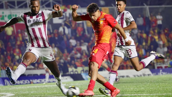 Andy Rojas brilló por su desequilibrio, personalidad, inteligencia y secrificio en la marca ante Saprissa. (