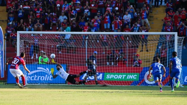 Óscar Pleitez atajando el penal de Caio Lursen en el último derbi santaneco, que terminó 1-1. (