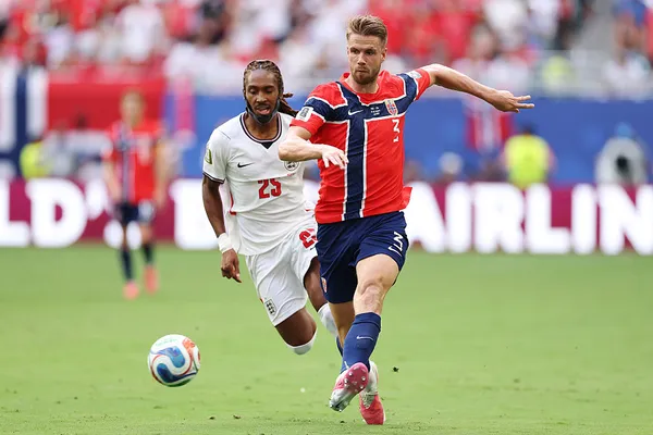 Spence se fracturó la mandíbula jugando para el Tottenham (Getty Images).