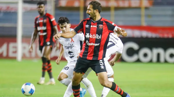 Borges cubre el balón y Menjívar lo busca de atrás. (Concacaf)