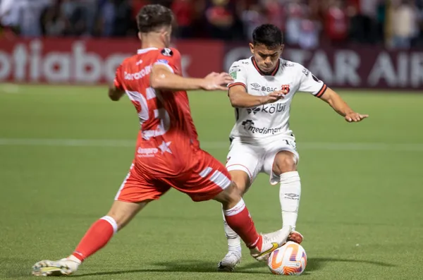 Óscar Acevedo y Aarón Suárez, en una disputa férrea por la pelota durante la final de ida. (