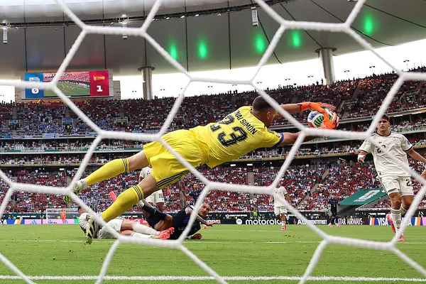 Simón quiere seguir estirando su racha sin recibir goles ante Cristiano Ronaldo (Getty Images).