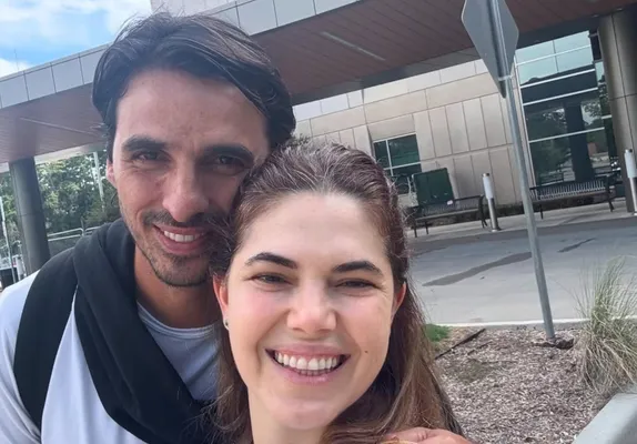 Bryan Ruiz acompaña a su esposa en este duro momento.