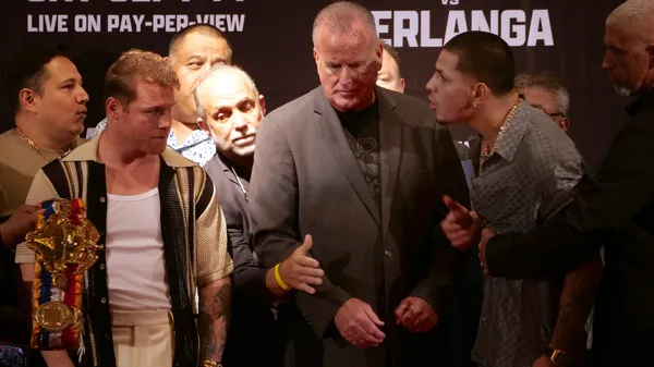 "Canelo" observa a un provocativo Berlanga, quien sueña con hacer besar la lona al tapatío por primera vez en casi 500 rounds. (