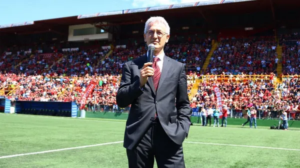 El 27 de diciembre de 2016, Alajuelense abrió las puertas del Morera Soto para presentar por todo lo alto a Benito Floro. (