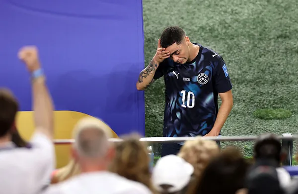 Almirón vio la roja y no lo podía creer (Getty Images).