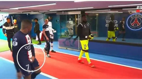 El gesto obsceno de Kylian Mbappé contra Donovan León. (