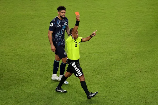 Iván Barton quedó envuelto en la polémica por la expulsión de Miguel Almirón en Paraguay vs. Turquía (Getty Images).
