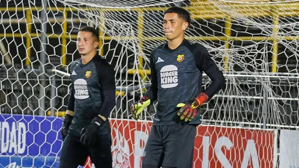 Steven Orias durante uno de los precalentamientos de Herediano. (