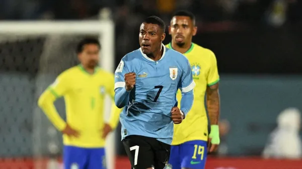 Nicolá de la Cruz festeja el gol con el que Uruguay derrotó 2-0 a Brasil en las Eliminatorias, el pasado 17 de octubre de 2023. (
