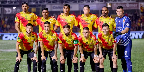 Keymar McLean, arriba de Elías Aguilar. (