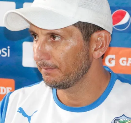 Ronald González, entrenador de Comunicaciones.